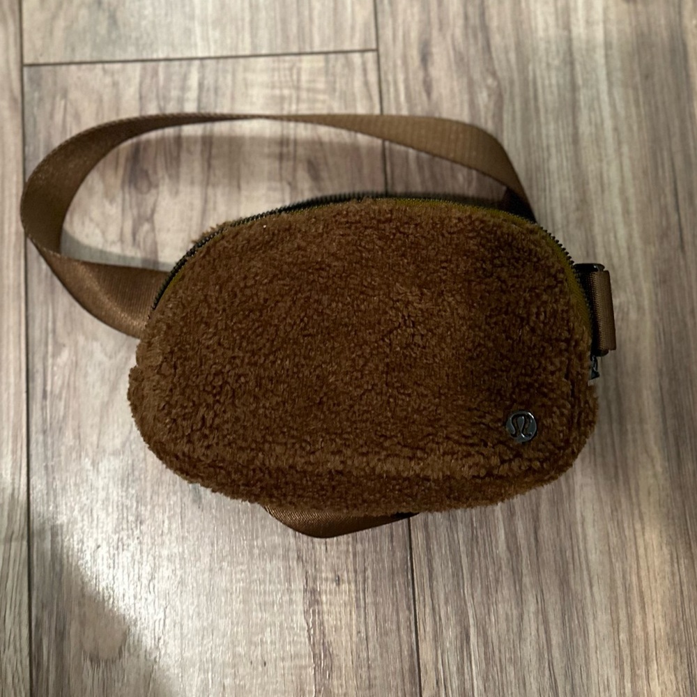 Lululemon Sherpa belt bag